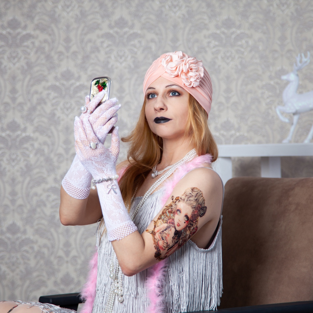 Красивая ретро девушка с татуировкой на руке