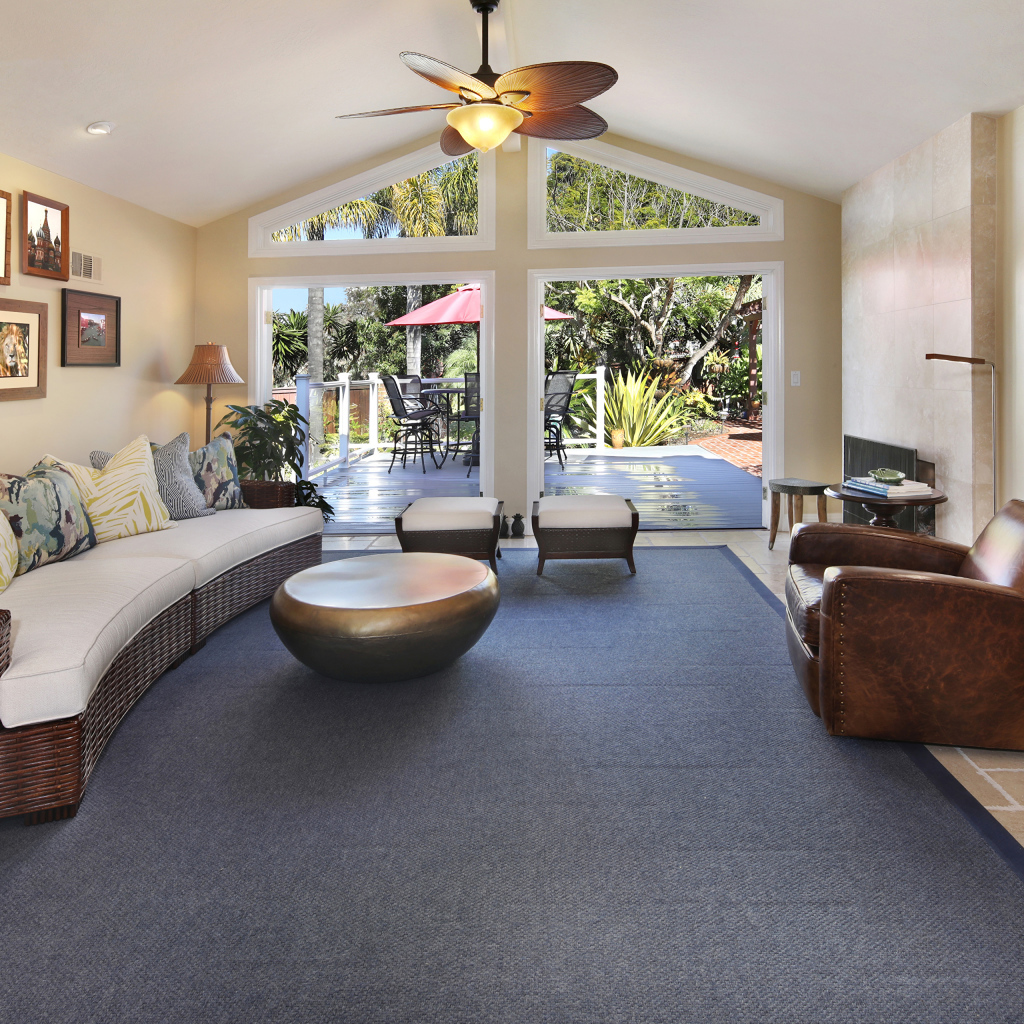 Красивая комната с кожаной мебелью с выходом на террасу 