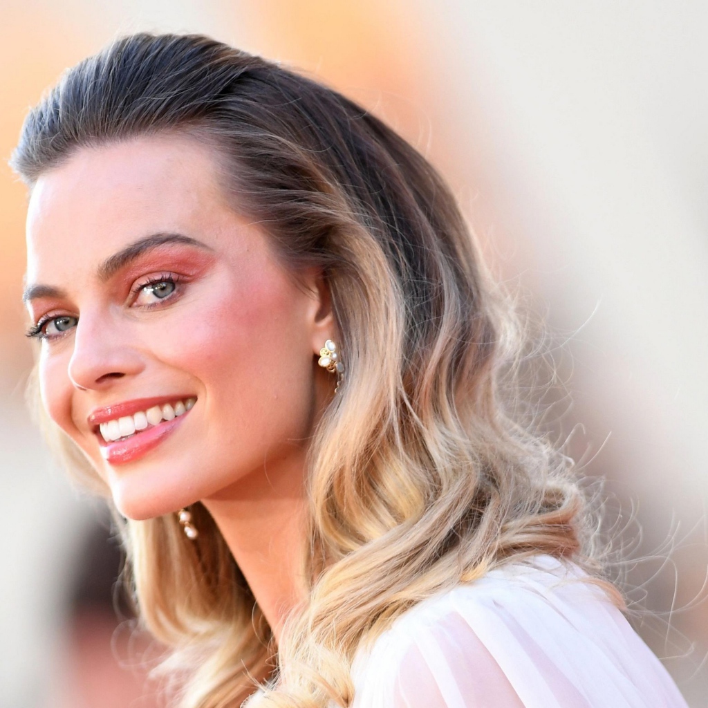 Красивая улыбающаяся актриса Марго Робби