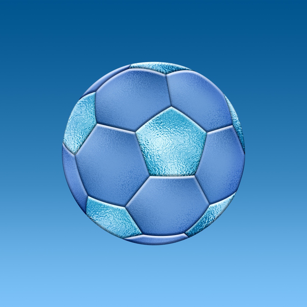 Красивый футбольный мяч на голубом фоне 
