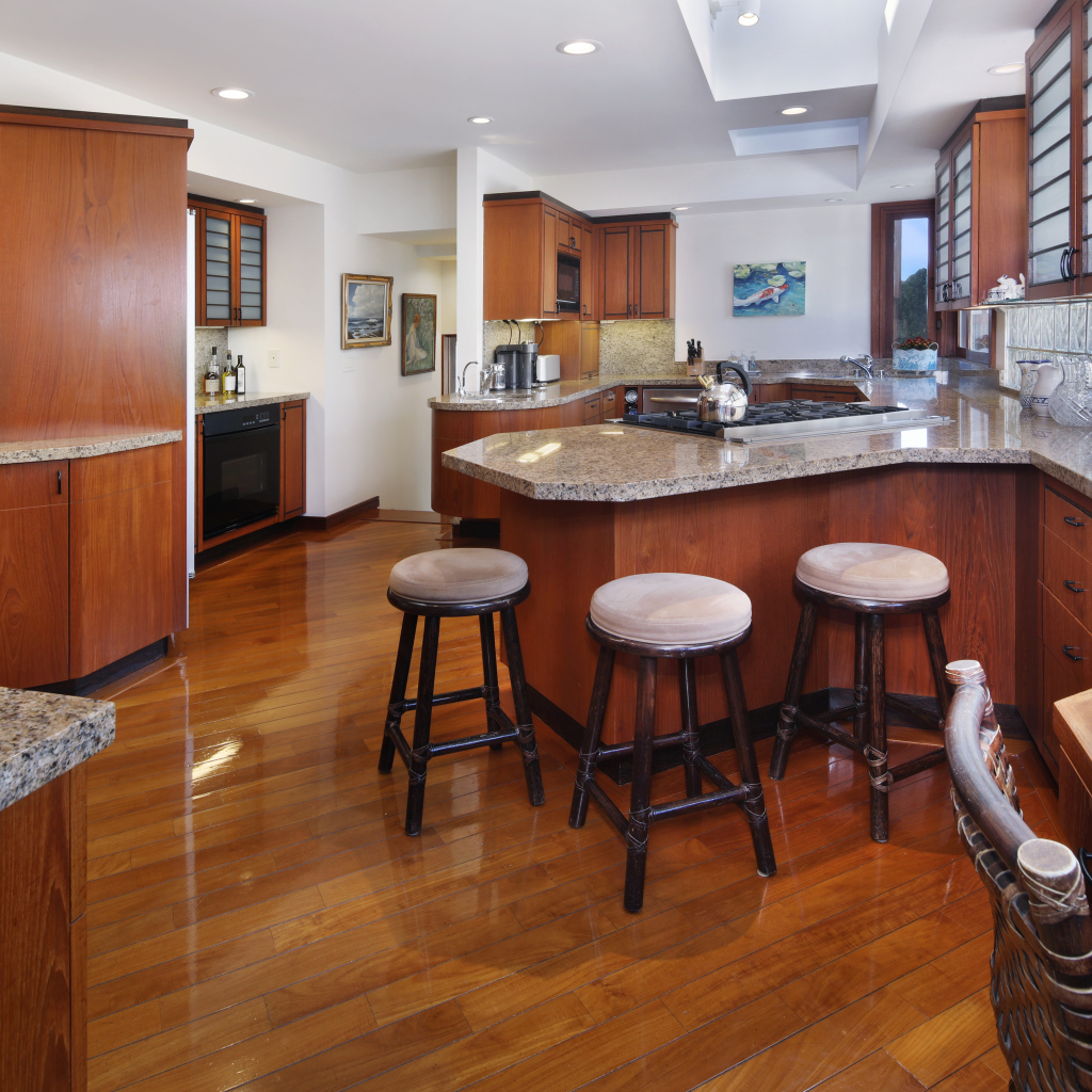 Красивая деревянная мебель в кухне 