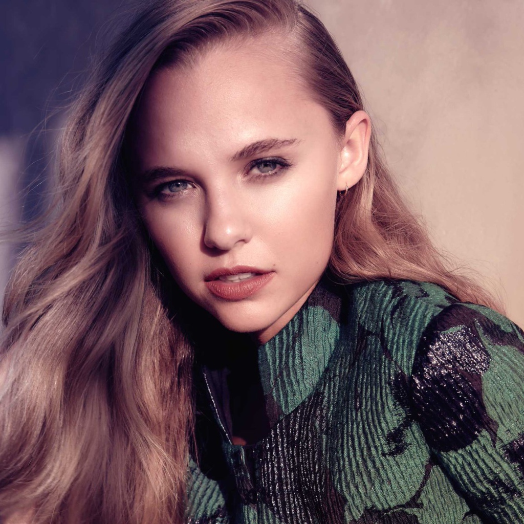 Красивая молодая девушка Мэдисон Айсмен с длинными волосами