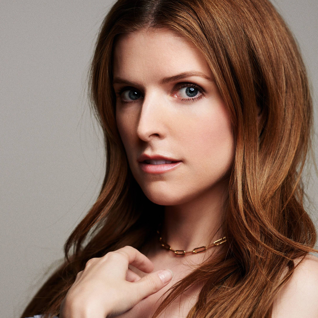 Голубоглазая актриса Анна Кендрик на сером фоне