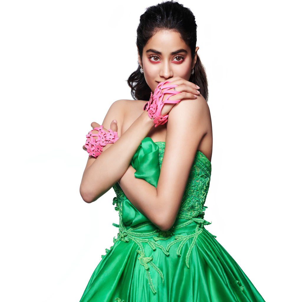 Актриса болливуда Джанви Капур в зеленом платье