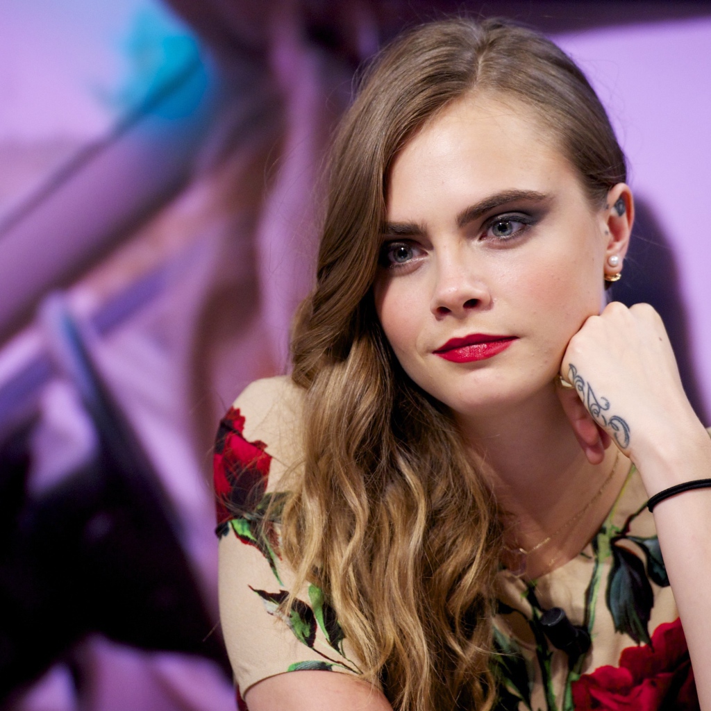 Яркая актриса Кара Делевинь в платье с татуировкой на руке