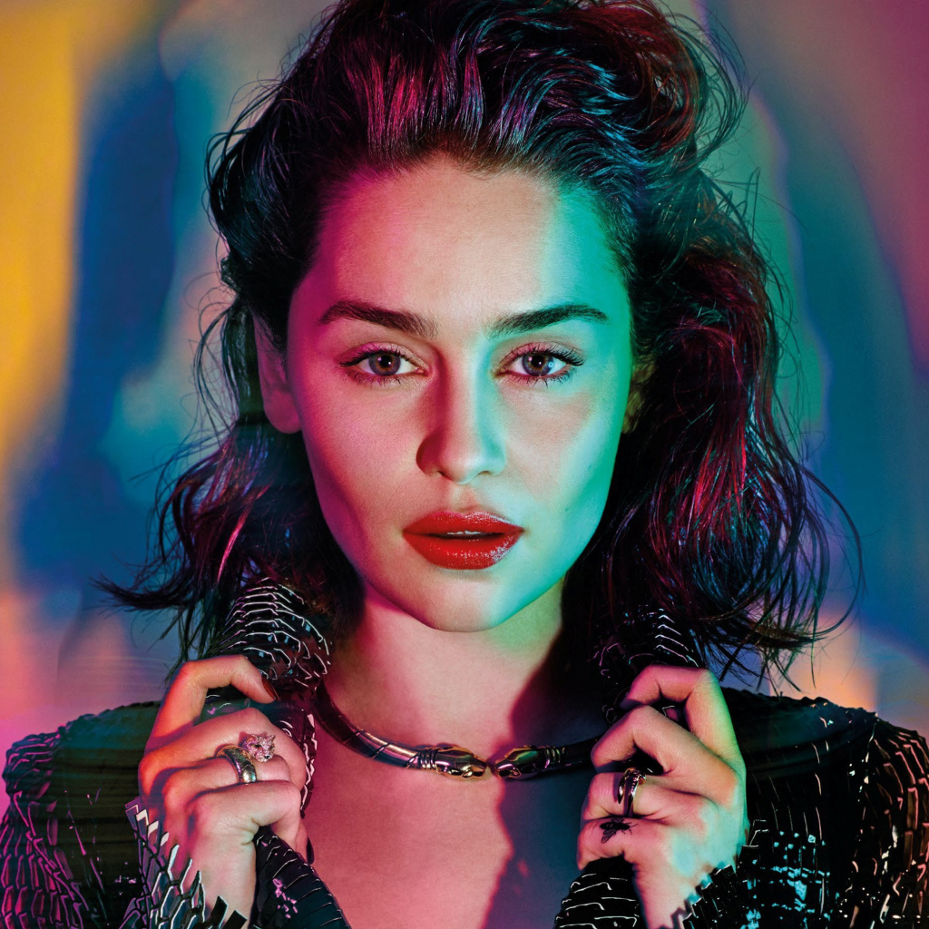 Яркая актриса Эмилия Кларк в черной куртке 