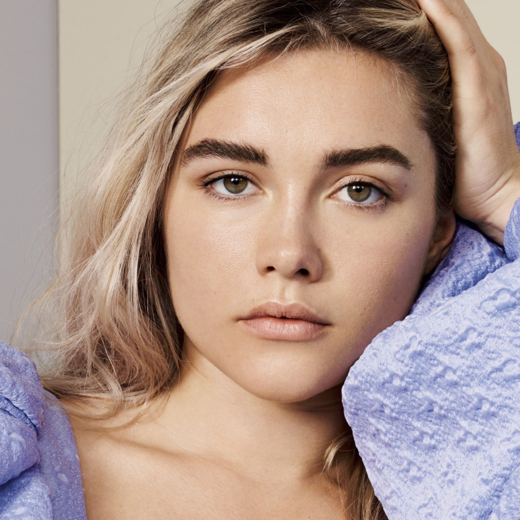 Британская актриса Флоренс Пью с рукой в волосах