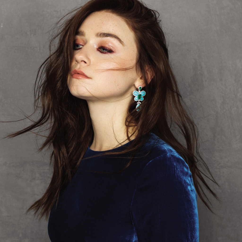 Британская актриса Джессика Барден на фоне серой стены