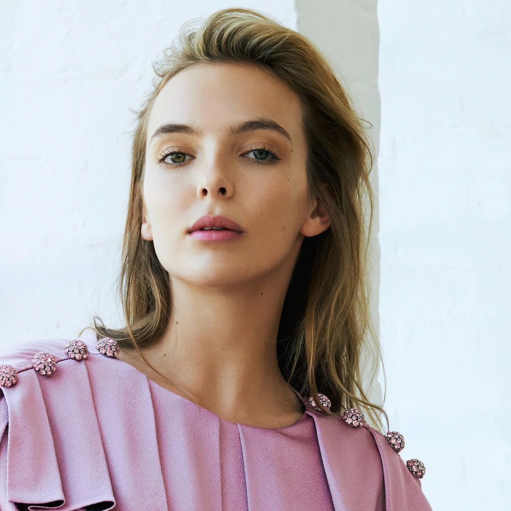 Британская актриса Джоди Комер в розовом платье