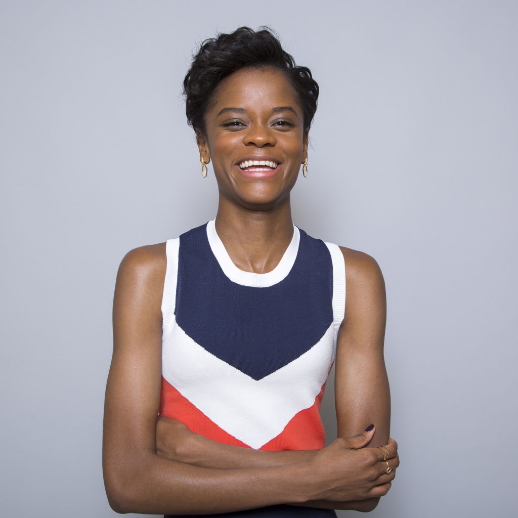 Британская актриса Летиша Райт на сером фоне