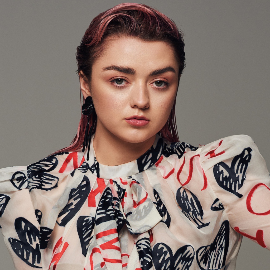 Британская актриса Мэйси Уильямс с розовыми волосами