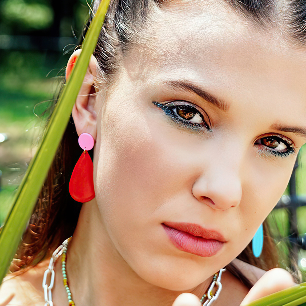 Британская актриса и певица Милли Бобби  Браун крупным планом