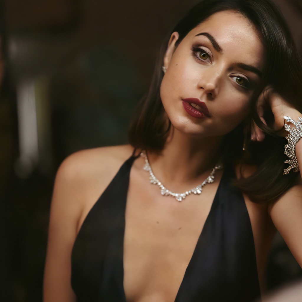 Кареглазая актриса Ана Де Армас в черном платье