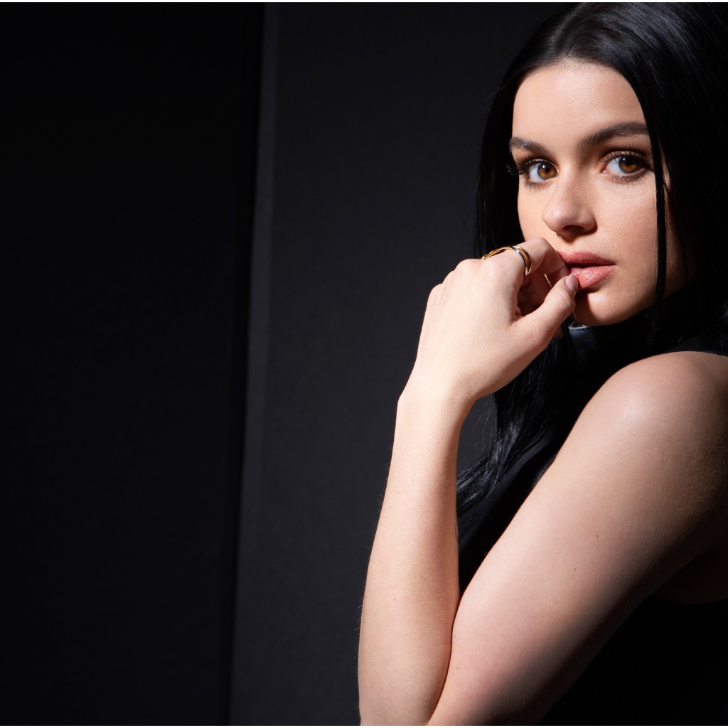 Кареглазая брюнетка, актриса Ариэль Уинтер