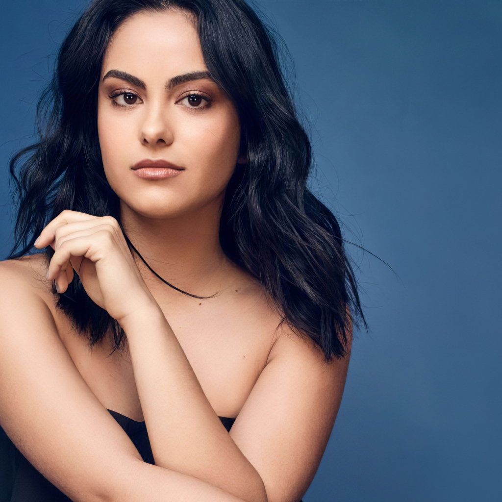 Брюнетка Камила Мендес на голубом фоне