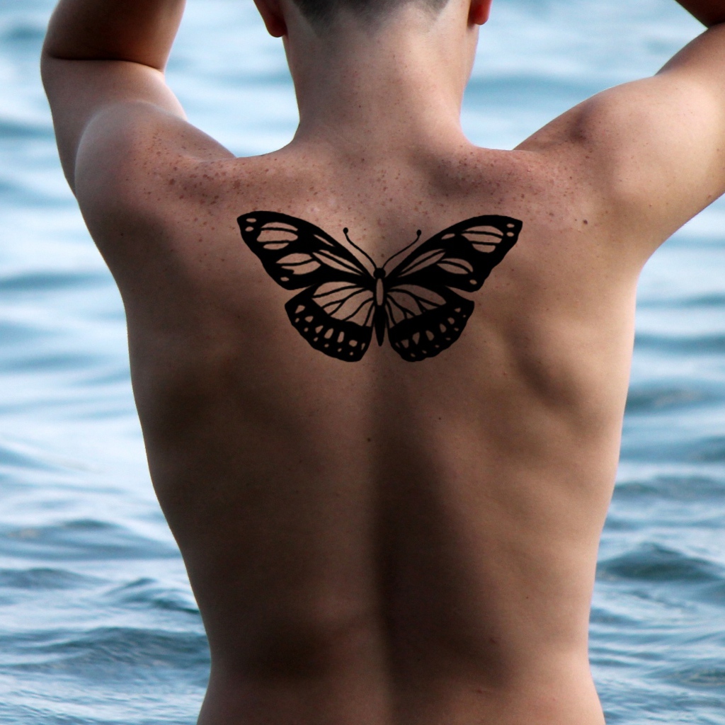 Татуировка бабочка на спине у мужчины 