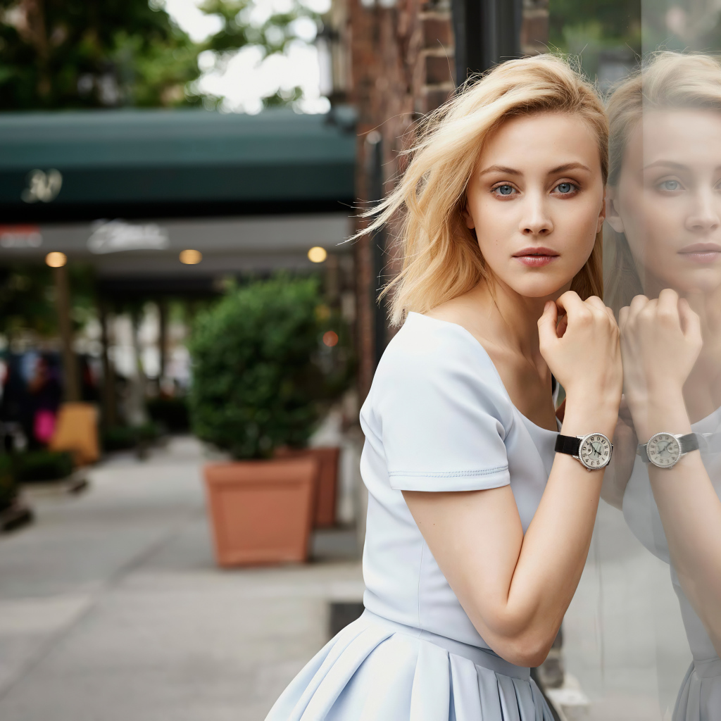 Канадская актриса Сара Гадон в платье