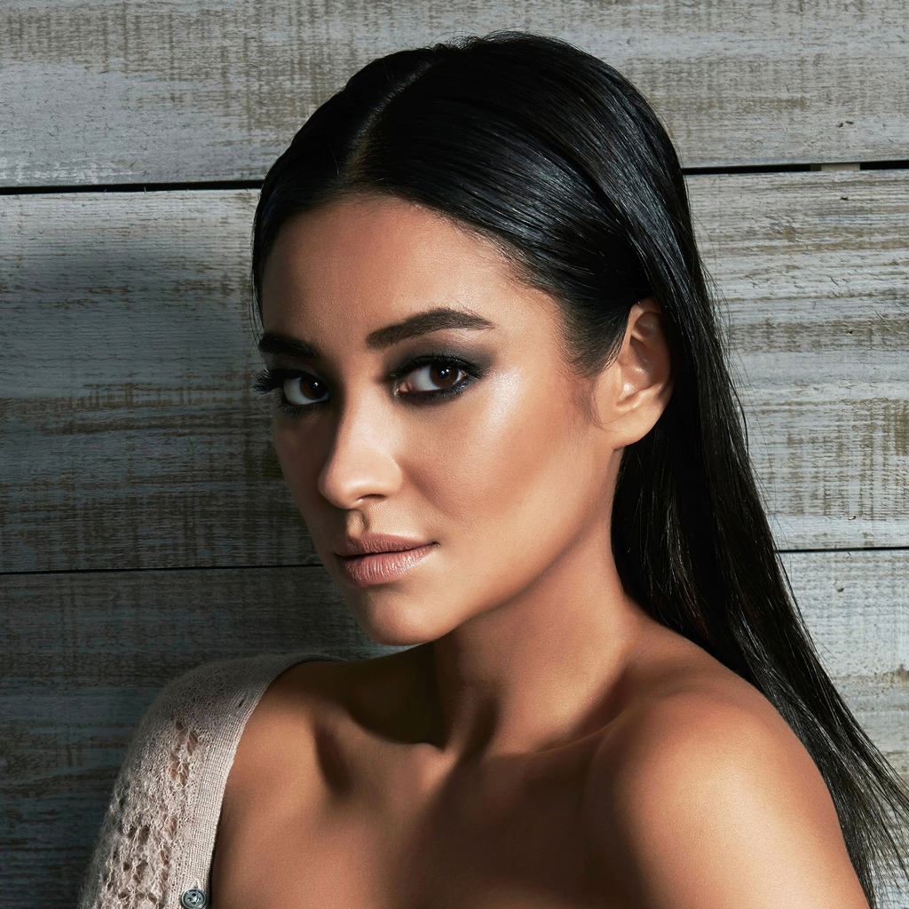 Канадская актриса Шей Митчелл на деревянном фоне