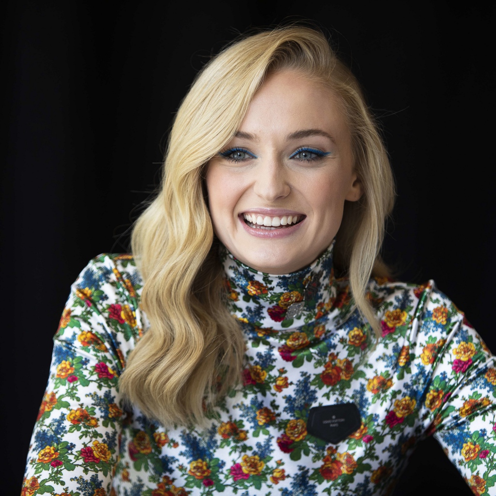 Очаровательная Софи Тёрнер улыбается на черном фоне