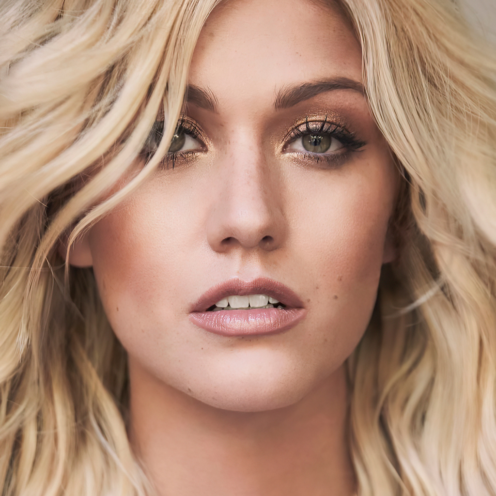 Лицо актрисы Кэтрин Макнамара крупным планом