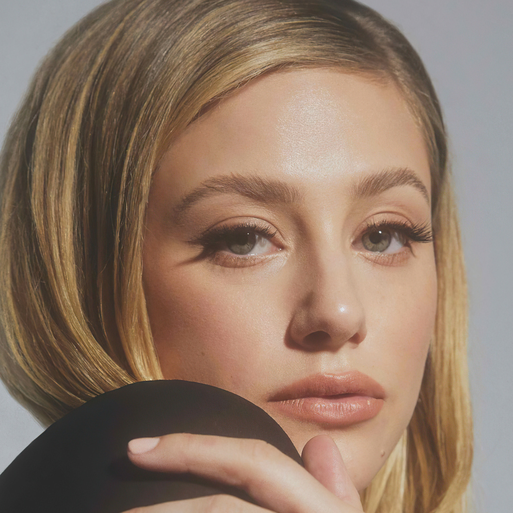 Лицо американской актрисы Лили Рейнхарт крупным планом