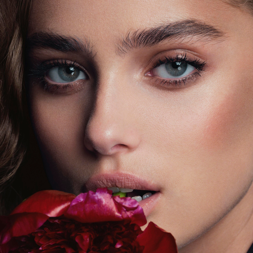 Лицо актрисы Тейлор Хилл крупным планом 