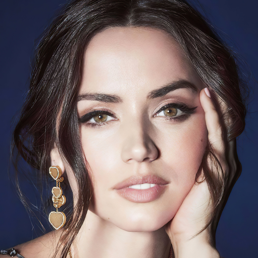 Милая девушка актриса Анна Де Армас лицо крупным планом