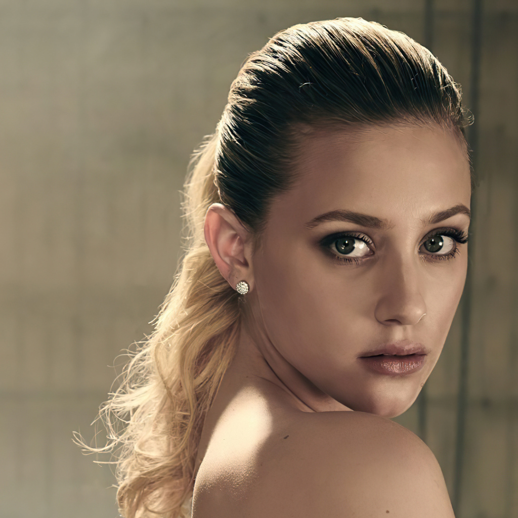 Милая девушка актриса Лили Рейнхарт лицо крупным планом