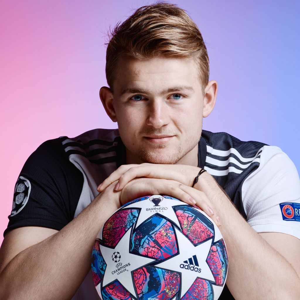 Защитник итальянского клуба Ювентус Маттейс де Лигт с мячом