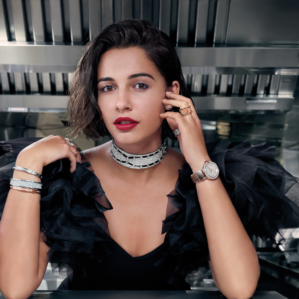 Английская актриса Наоми Скотт в черном платье в кафе