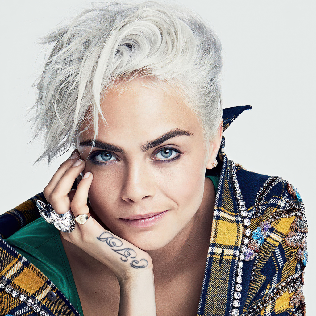 Модная Кара Делевинь с короткой стрижкой