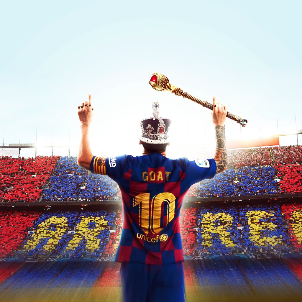 Футболист Лионель Месси в короне со скипетром на стадионе