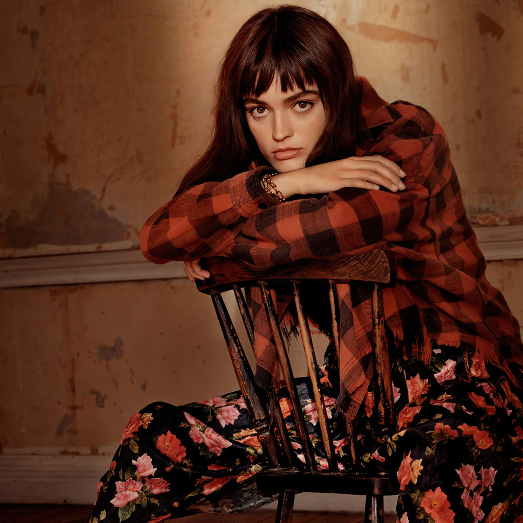 Французская актриса Эмма Макки сидит на стуле