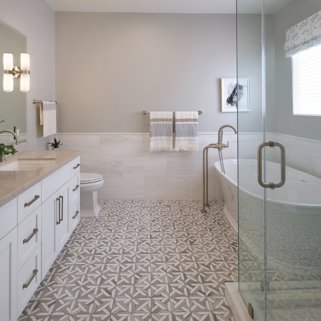 Ванная комната в серых тонах с белой ванной и душем