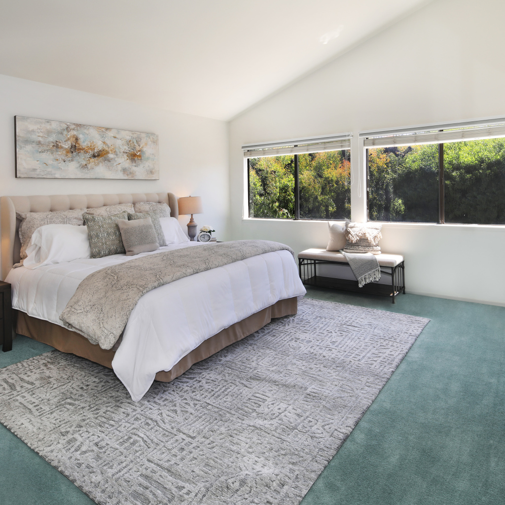 Серый интерьер спальной комнаты с большой  кроватью 