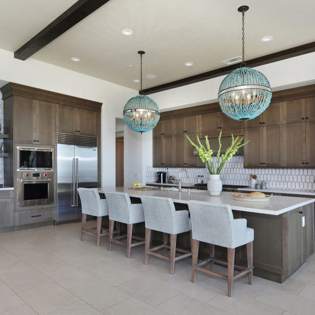 Огромная кухня со столовой с букетом цветов на столе