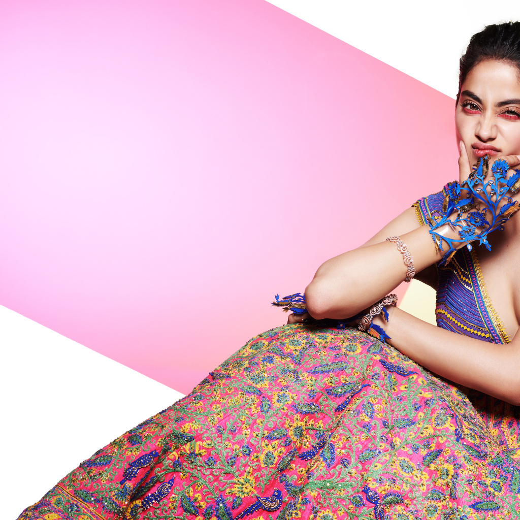 Индийская актриса Джанви Капур в ярком наряде