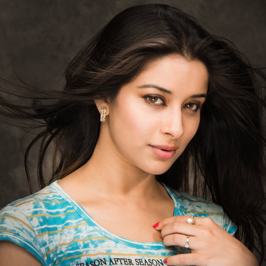 Индийская актриса Нира Банерджи на сером фоне