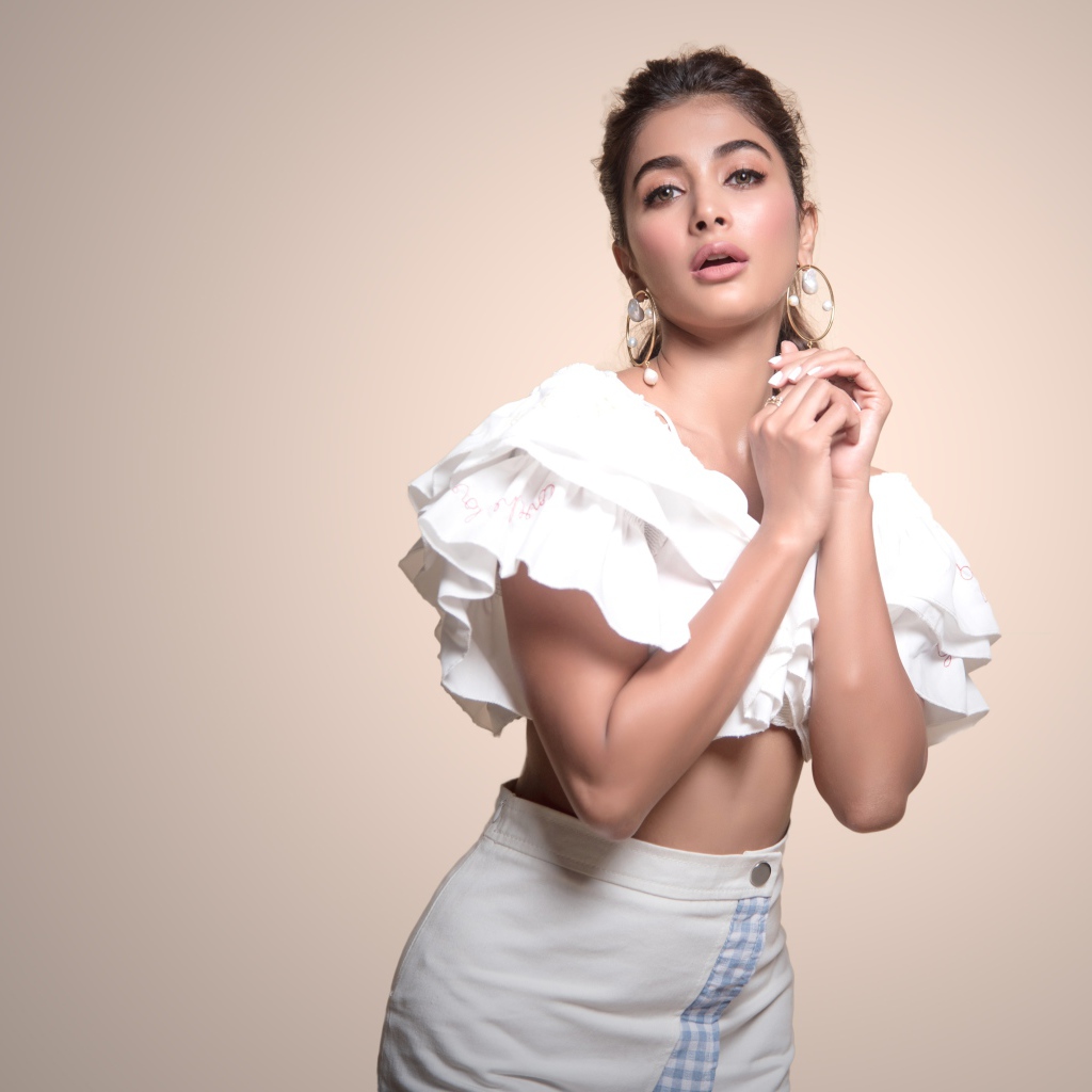 Индийская актриса Пуджа Хегде в белом костюме