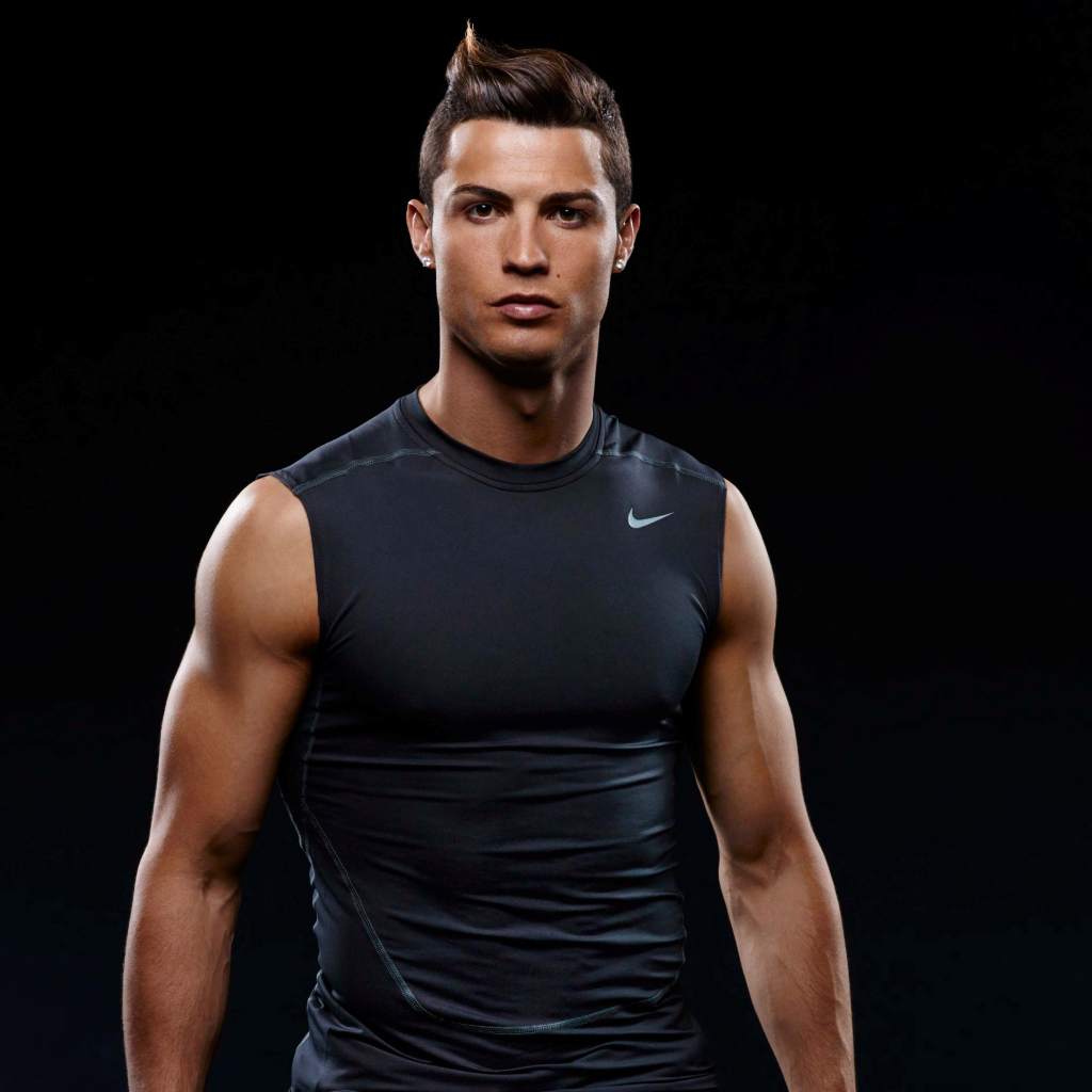 Футболист клуба Ювентус Криштиану Роналду на черном фоне