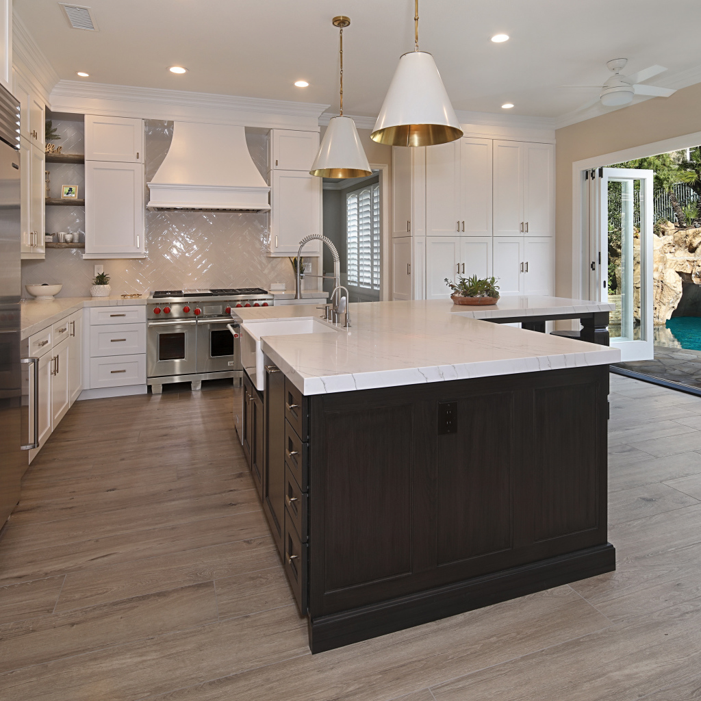 Кухня с большим холодильником с выходом в сад 