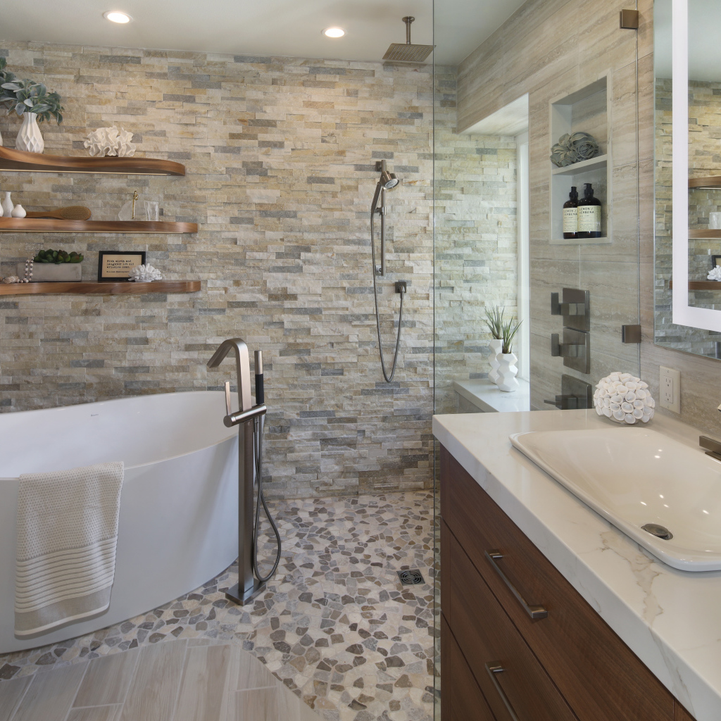 Большая ванная комната с кирпичными стенами 