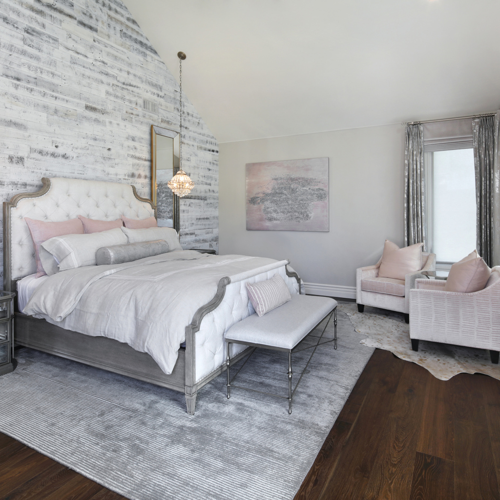 Большая кровать в светлой спальне  с камином