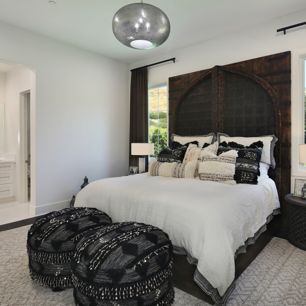 Большая спальная комната с кроватью и ванной комнатой 