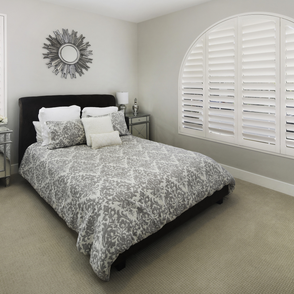 Большая спальня с кроватью и окном 