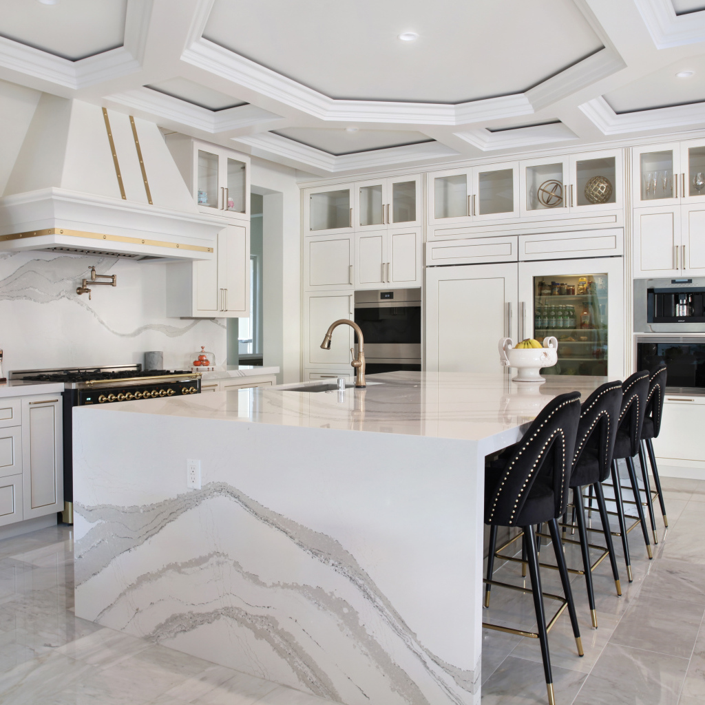 Большая спальня с черными кожаными стульями 