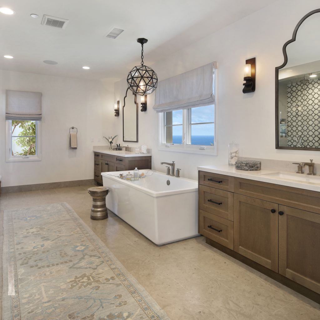 Большая светлая ванная комната 