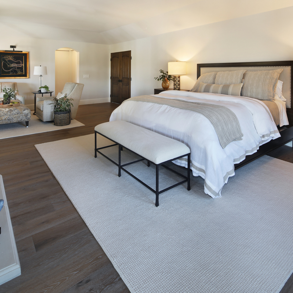 Большая светлая спальня с кроватью и мебелью