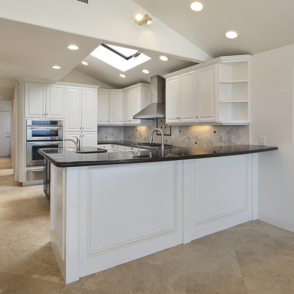 Большая светлая кухня в квартире 