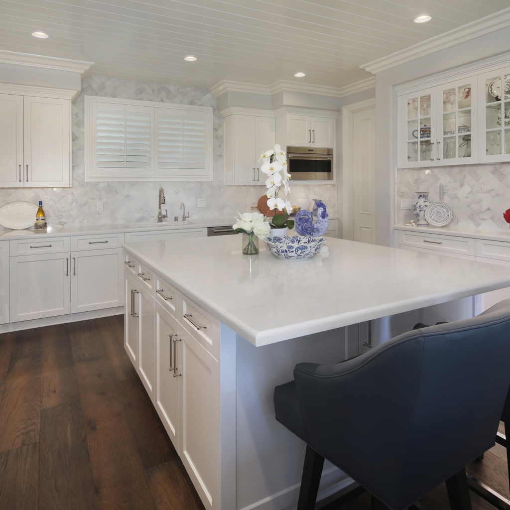 Большая светлая кухня с серыми креслами